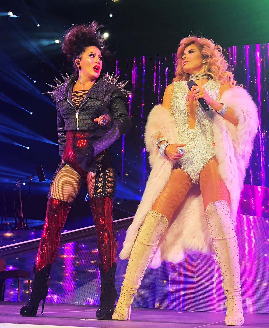 Gloria Trevi y Alejandra Guzmán seguirán con su gira.