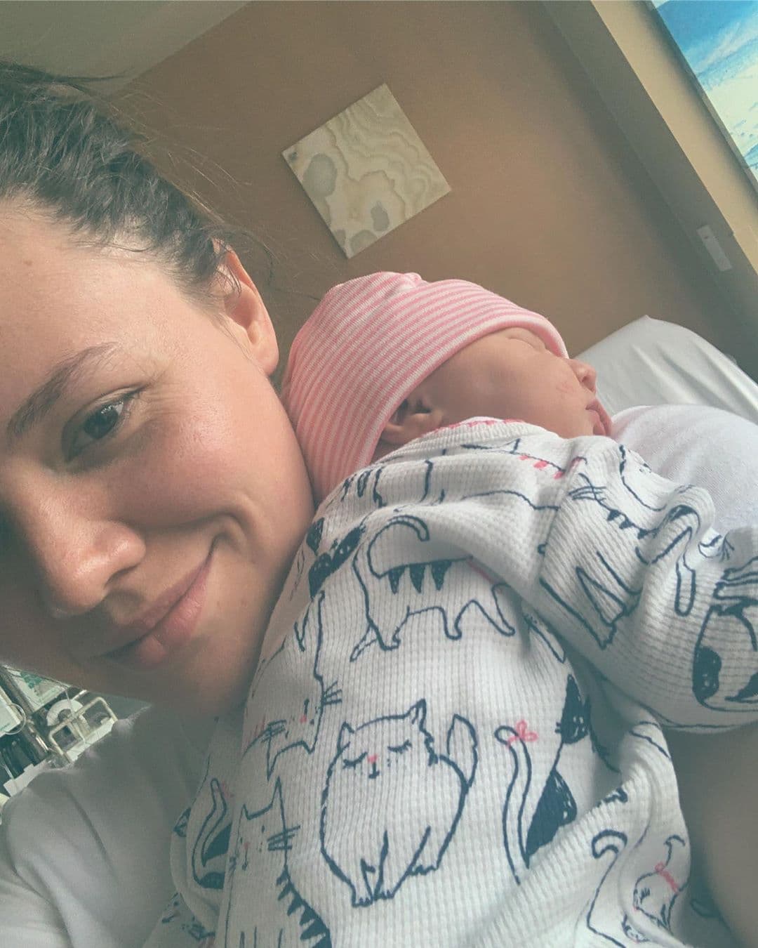 Joy Huerta y su esposa, la artista audiovisual Diana Atri, se convirtieron en madres el pasado mayo. Sin precisar la fecha exacta del nacimiento de su hija Noah, la cantante compartió la primera fotografía de su bebé en redes sociales.