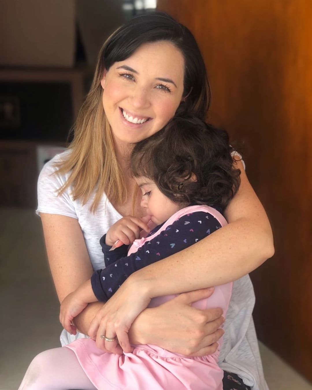 A días de dar a luz, Fátima Torre presume el primer encuentro entre sus hijos con emotivas fotos