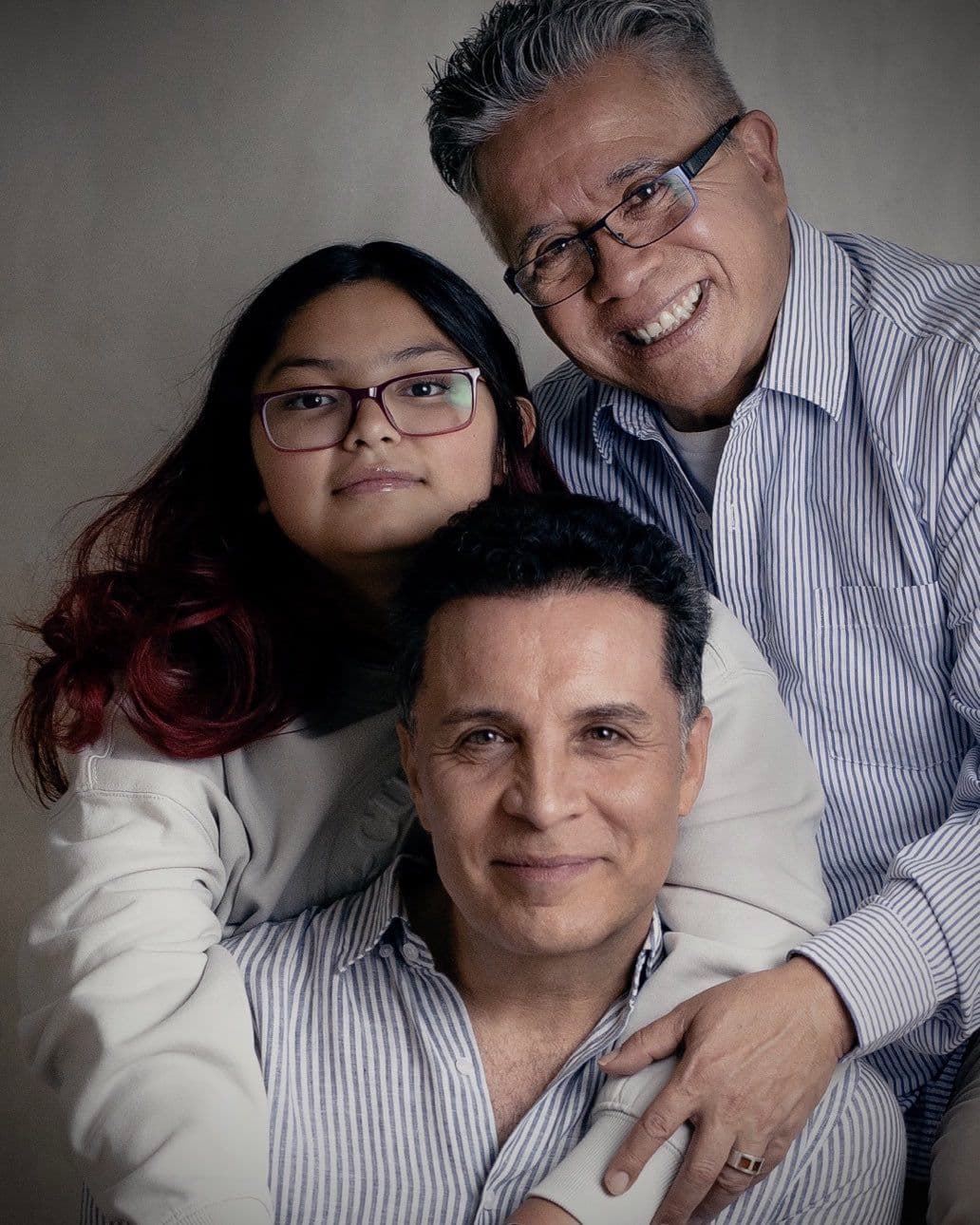 Felip Nájera y su esposo Jaime Morales, con quien cría a una hija.