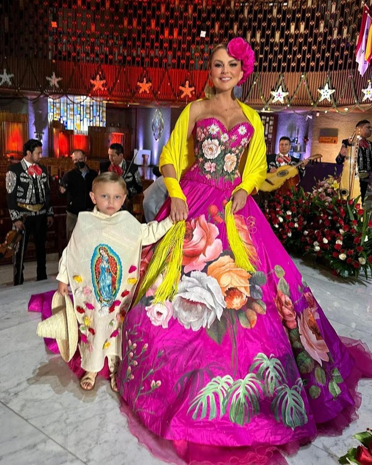 La actriz acudió con su hijo Matías a la Basílica de Guadalupe.