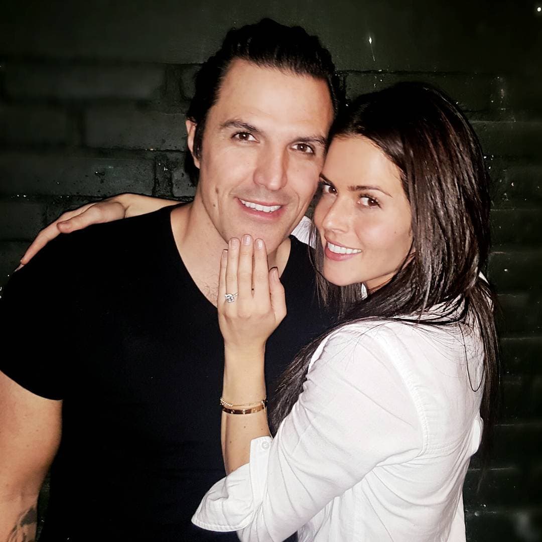 Horas más tarde de esta petición romántica, Claudia Álvarez escribió en su perfil oficial de Instagram: “Toda la vida, todos los días… Agradecida con Diosito por darme el mejor hombre, el que es y será mi maestro de vida! TE AMO con toda mi alma y SI SI SI SI SI SI quiero ser tu esposa @billyrovzar #MiViejito #MiVida”.