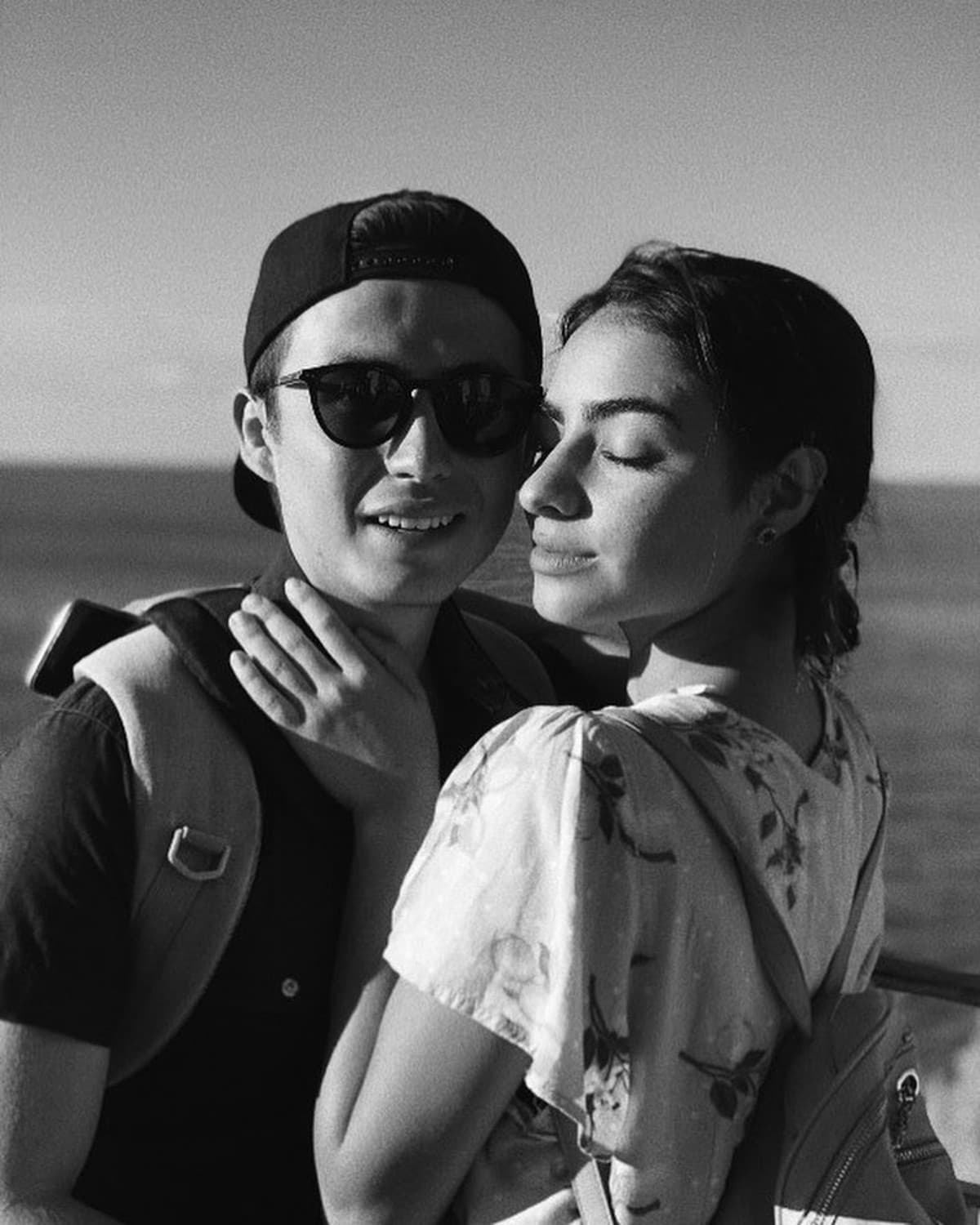 Estas acciones no pasaron desapercibidas por sus miles de seguidores, quienes de inmediato aplaudieron su relación. Sin embargo, fueron meses más tarde que la pareja por fin confirmó su relación al protagonizar apasionados besos en sus fotografías.