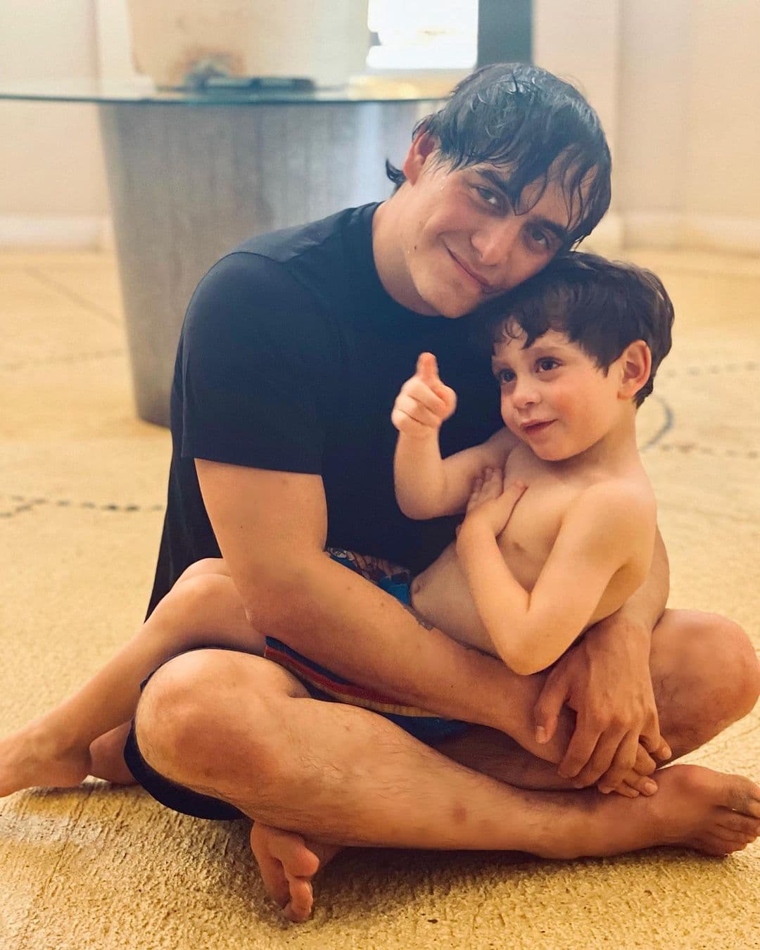 Julián Figueroa: fotos prueban que su hijo es idéntico a él de niño