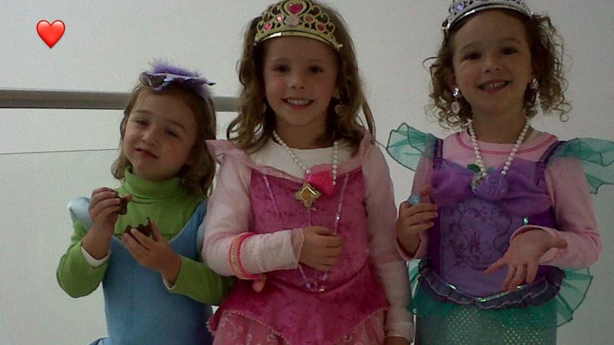 En las imágenes se observa a Nina y Mía Rubín de niñas