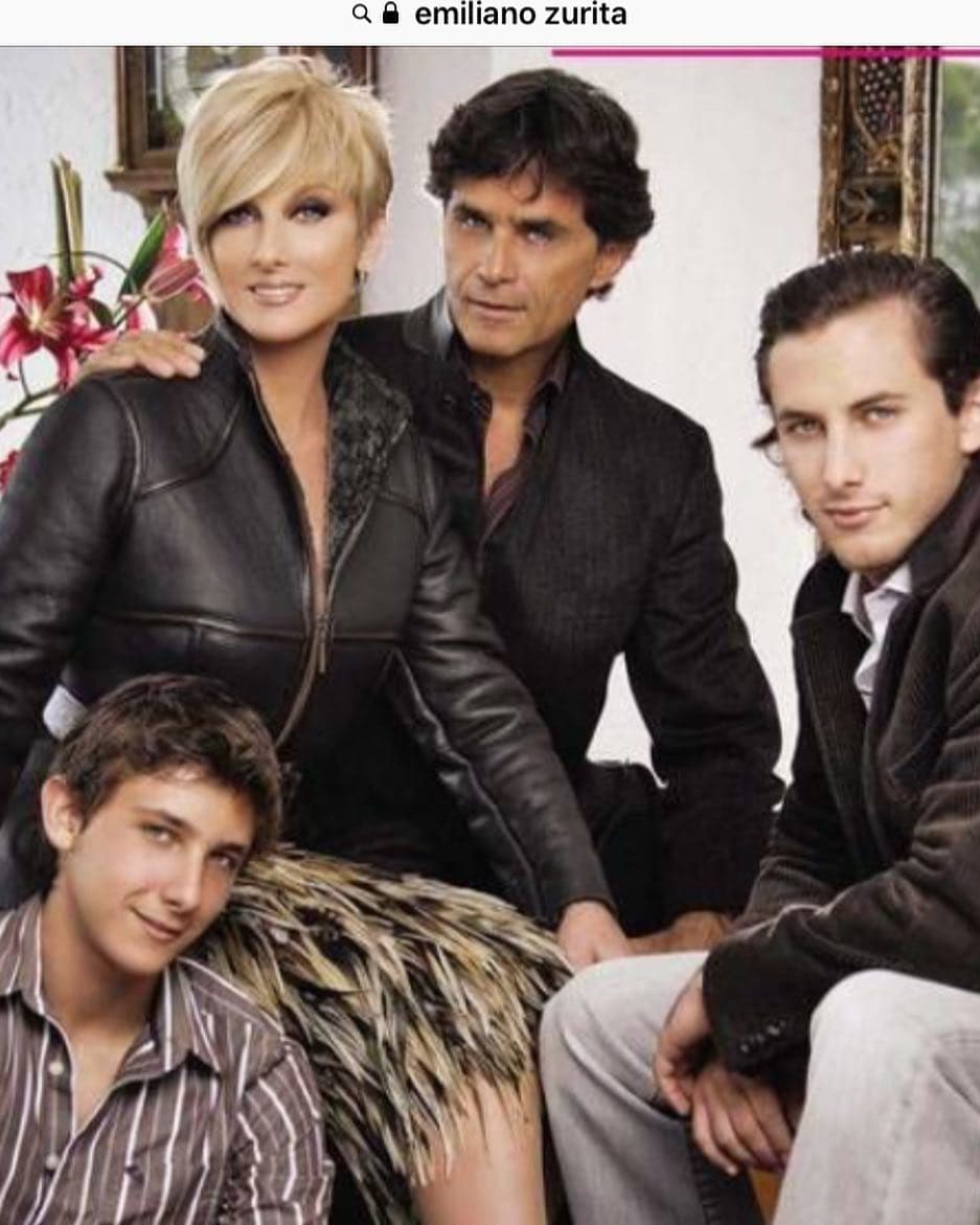 Por más de treinta años, Humberto Zurita y Christian Bach conformaron una de las parejas más estables del mundo del espectáculo. Sin embargo, luego de la muerte de la actriz, ocurrida el día 26 de febrero de 2019, el histrión quedó a cargo de sus hijos: Sebastián y Emiliano, quienes aunque ya son mayores de edad, son muy unidos a su padre.