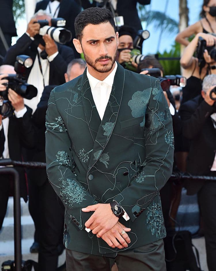 Alejandro Speitzer desfila por alfombra roja de Cannes e impacta con su estilo