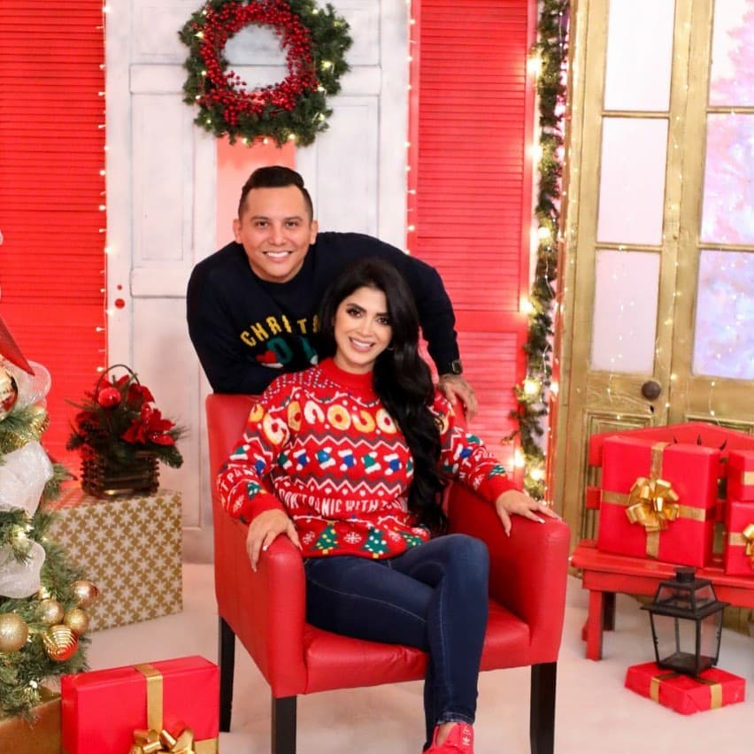 Para una de las sesiones fotografías que han compartido en redes sociales, Edwin Luna y Kimberly Flores optaron por suéteres navideños aunque en esta ocasión con diferentes diseños.