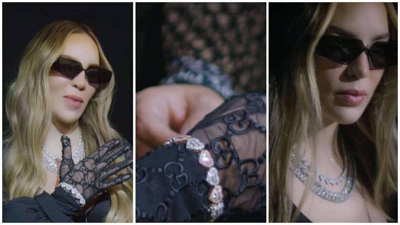 Belinda tiene dos collares y una pulsera iguales