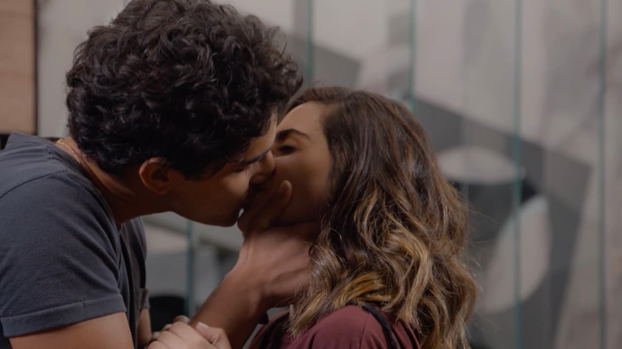 Emiliano encuentra a Rey besando a Valeria