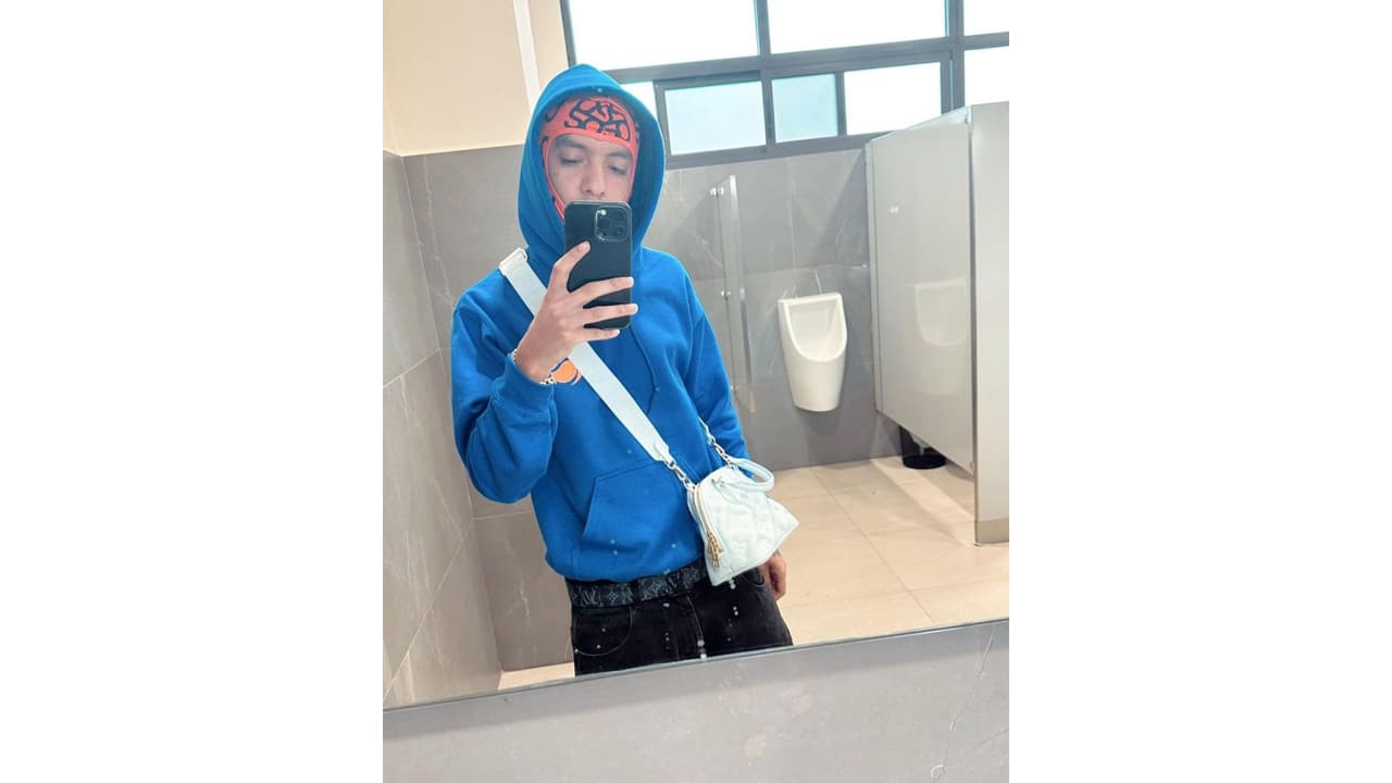 Natanael Cano muestra su bolsa de mano Louis Vuitton.