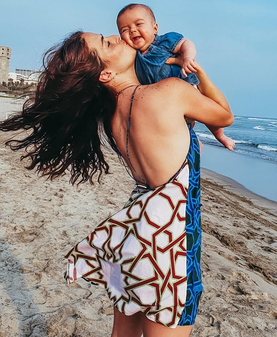 “Mi primer día de las madres... Y el amor tan grande que nació en mi para ti es lo más bonito que he sentido... Por ti doy la vida TE AMO KIRA. Gracias @billyrovzar por hacerme mamá #TodaLaVidaTodosLosDias", escribió en su perfil social Claudia Álvarez.