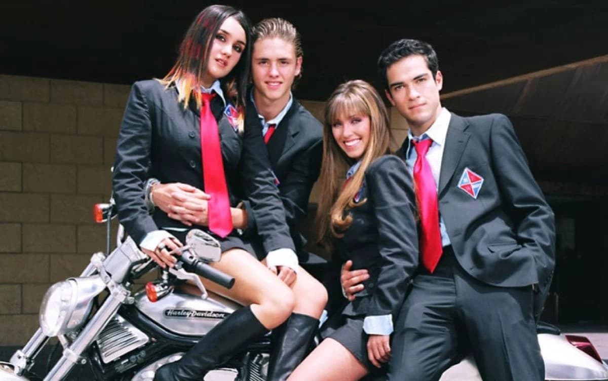 ‘Rebelde’ fue una de las telenovelas juveniles más exitosas de la década del 2000. La historia estuvo protagonizada por Anahí, Alfonso Herrera, Christian Chávez, Christopher Uckermann, Dulce María y Maite Perroni, quienes estuvieron cobijados por grandes actores que ya no están con nosotros, pero que siempre recordaremos por su talento.