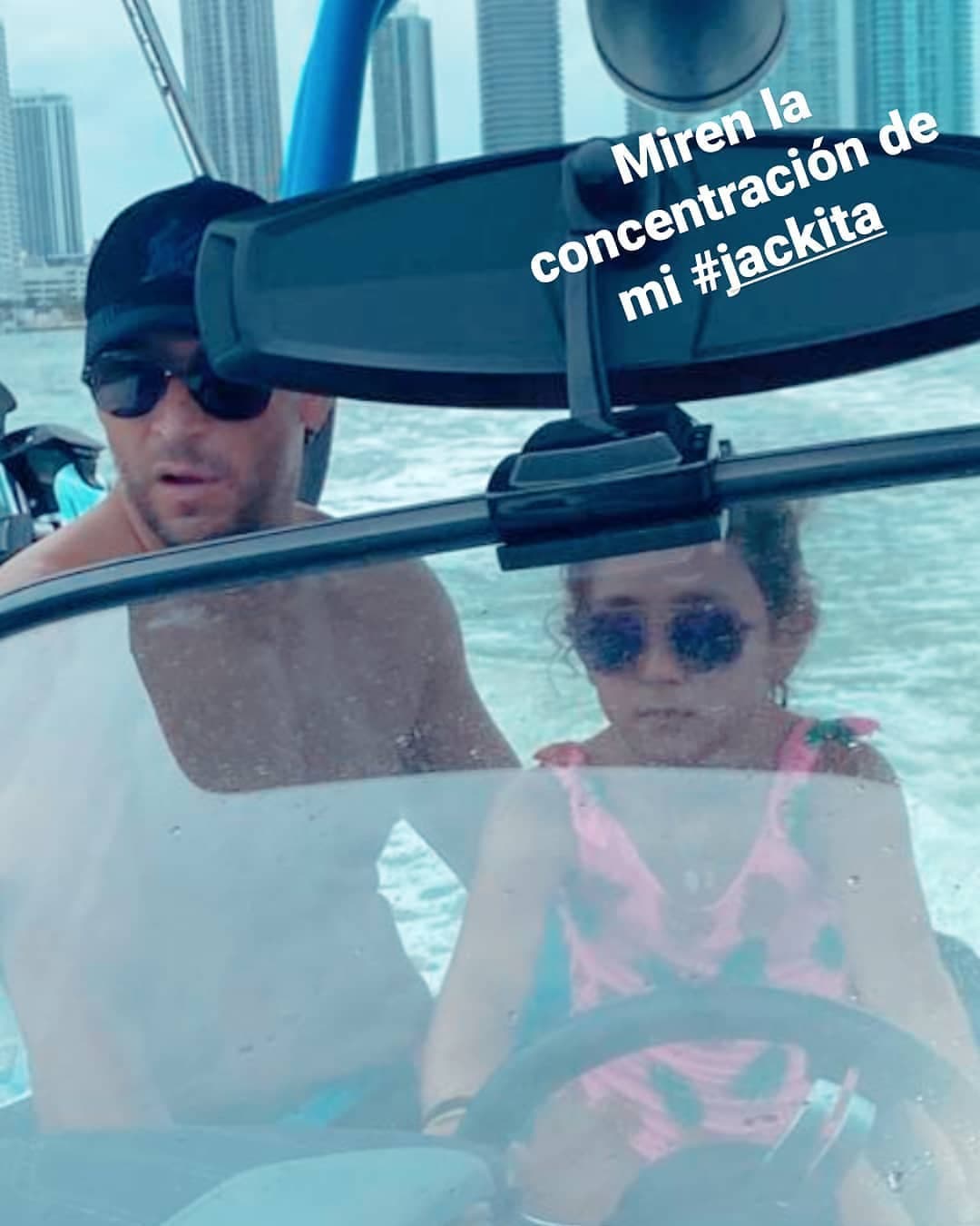 Mini Jacky se volvió una experta al volante del yate en el que en innumerables ocasiones se ve pasear a la familia entera.