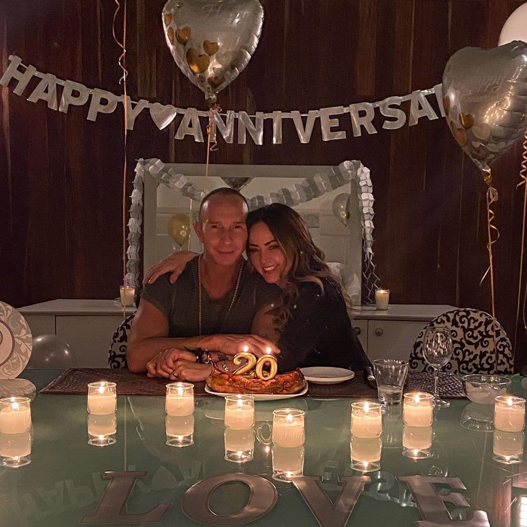 Andrea Legarreta y Erik Rubín celebran su aniversario con sorpresa organizada por sus hijas
