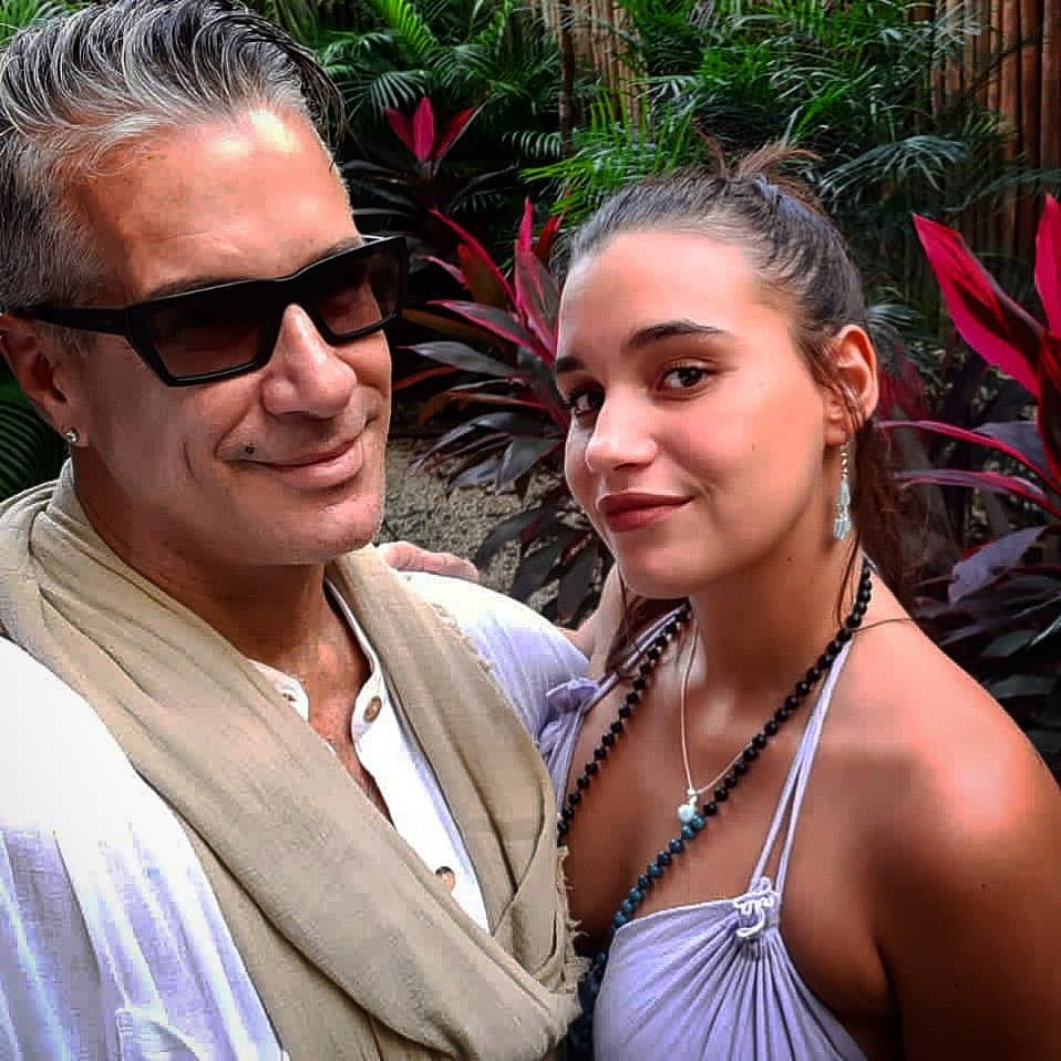 A punto de convertirse en papá, Fernando Carrillo se casa en íntima ceremonia en la playa