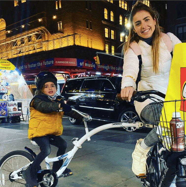 Además, madre e hijo realizaron actividades al aire libre, como pasear en bicicleta por toda la ciudad.