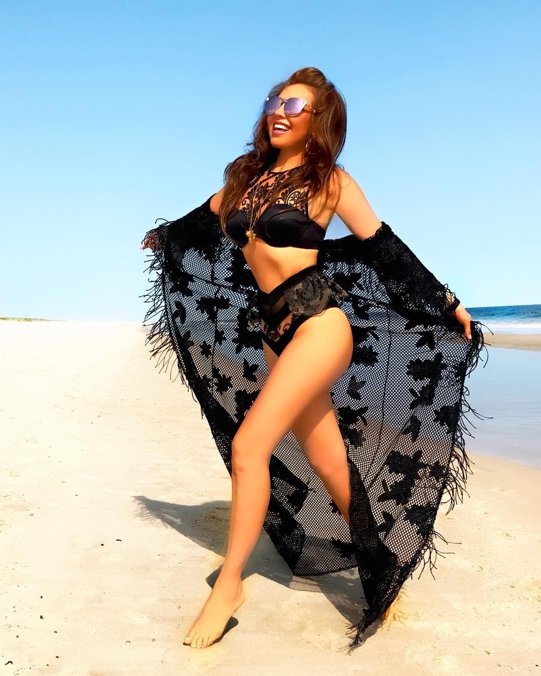 Thalía muestra más que su diminuta cintura en atrevido video