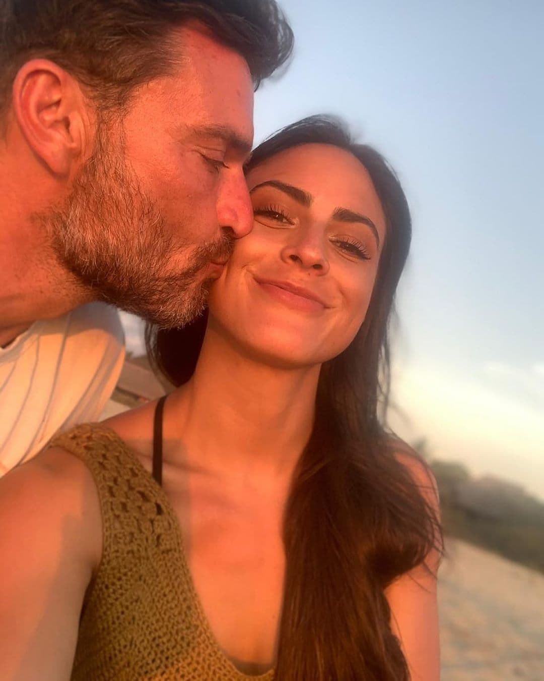 "Gracias mi amor .... @valmarin_r Por estos 6 meses de paz y amor incondicional. Le agradezco a la vida por ponerte en mi camino. Te amo. Te invito un café", escribió el actor desde sus redes sociales, demostrando que la diferencia de 21 años entre ambos no ha sido impedimento para consolidar su relación.