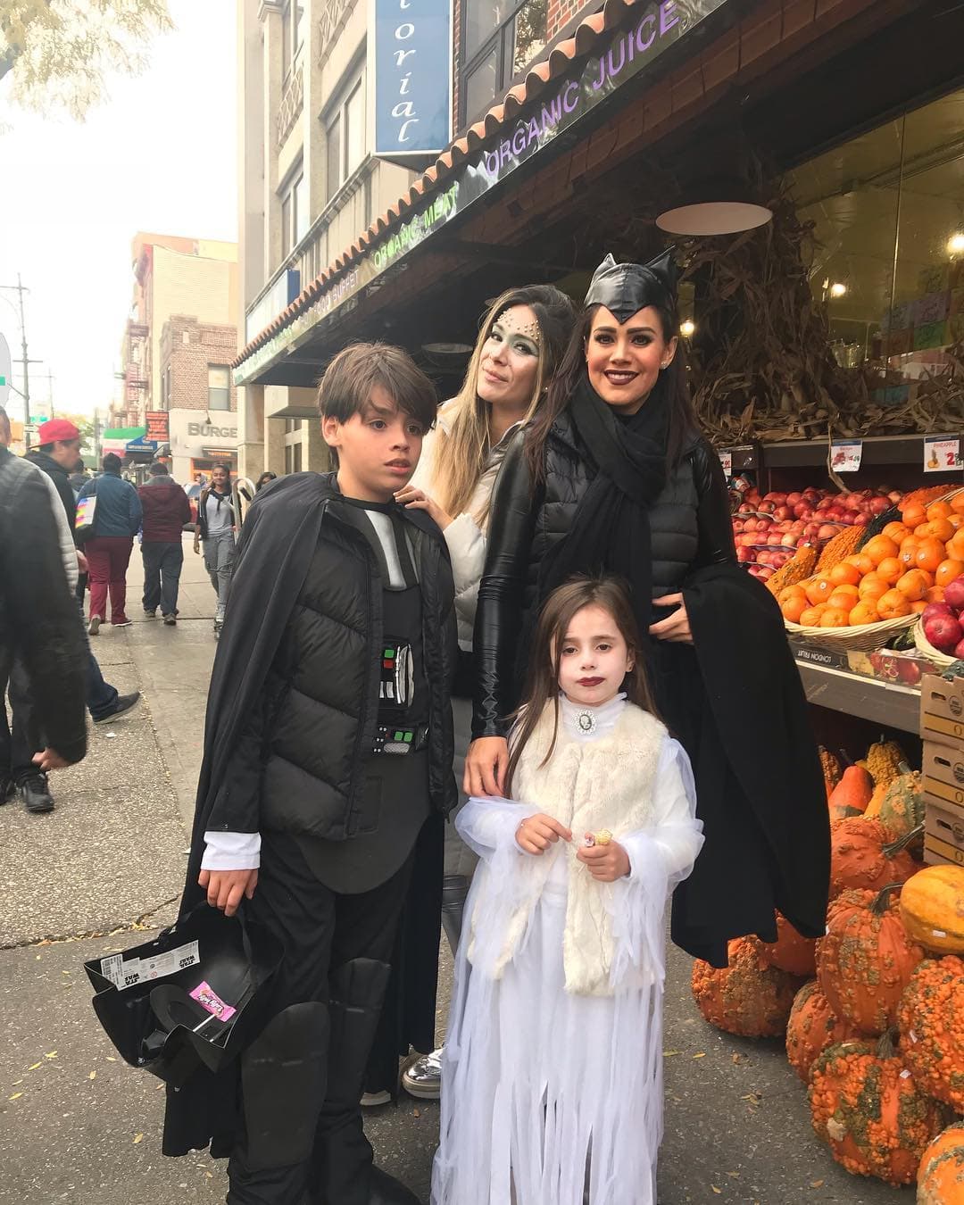 Luz Elena González paseó con sus hijos por Nueva York y demostró que son admiradores de Star Wars