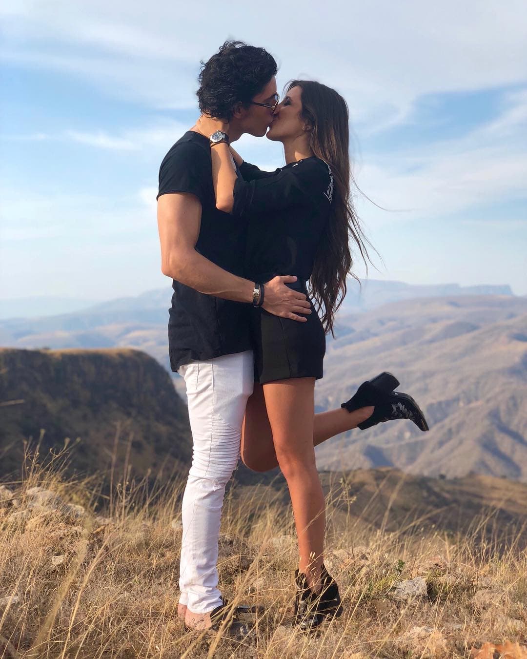 Todo indica que Alex sí canta bien las rancheras. De los cinco hijos de ‘El potrillo’, sólo Alejandro y Camila han seguido sus pasos musicales.