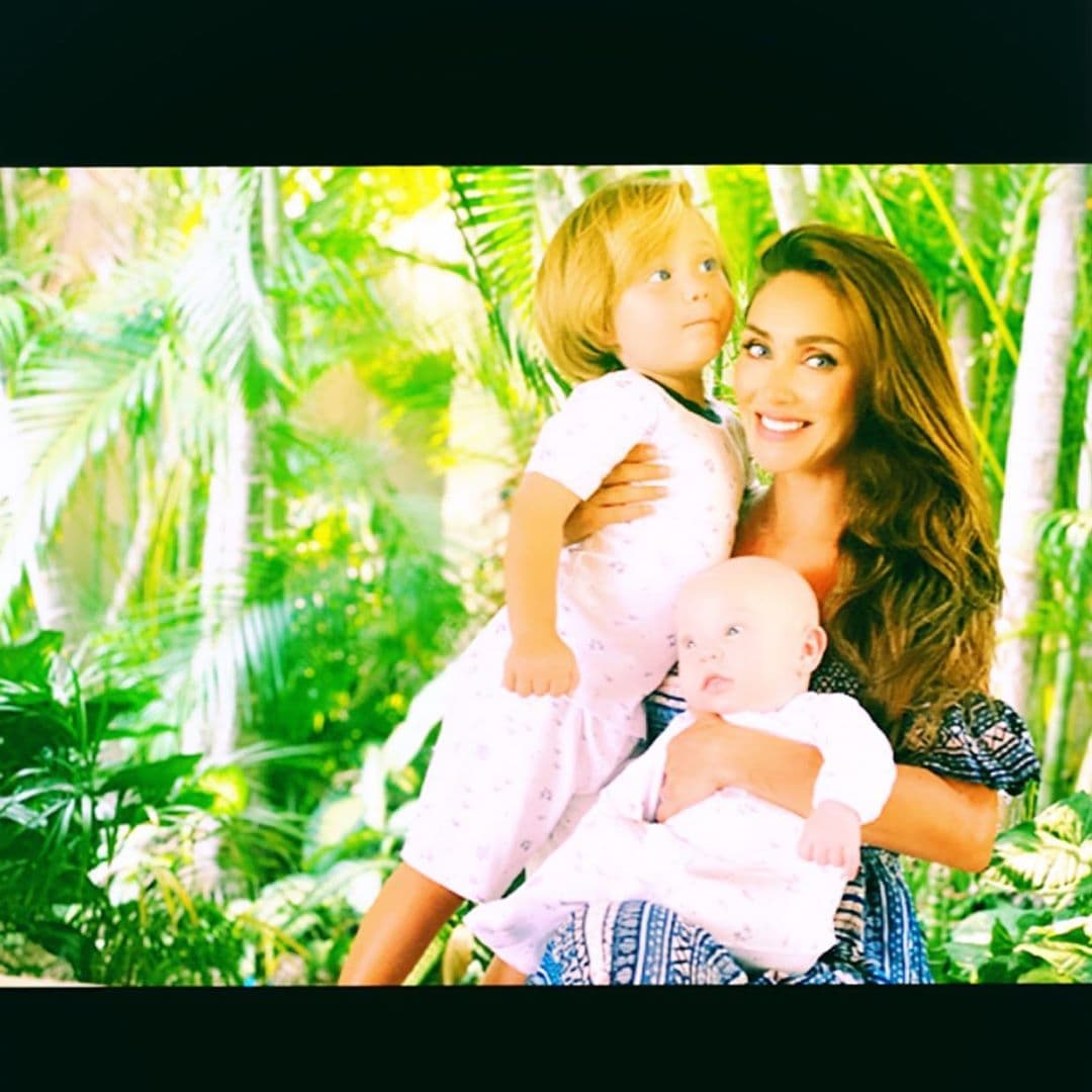 “Lo más hermoso de mi vida es ser su mamá”, escribió Anahí junto a una fotografía en la que aparece junto a Manuel y Emiliano, sus dos hijos.