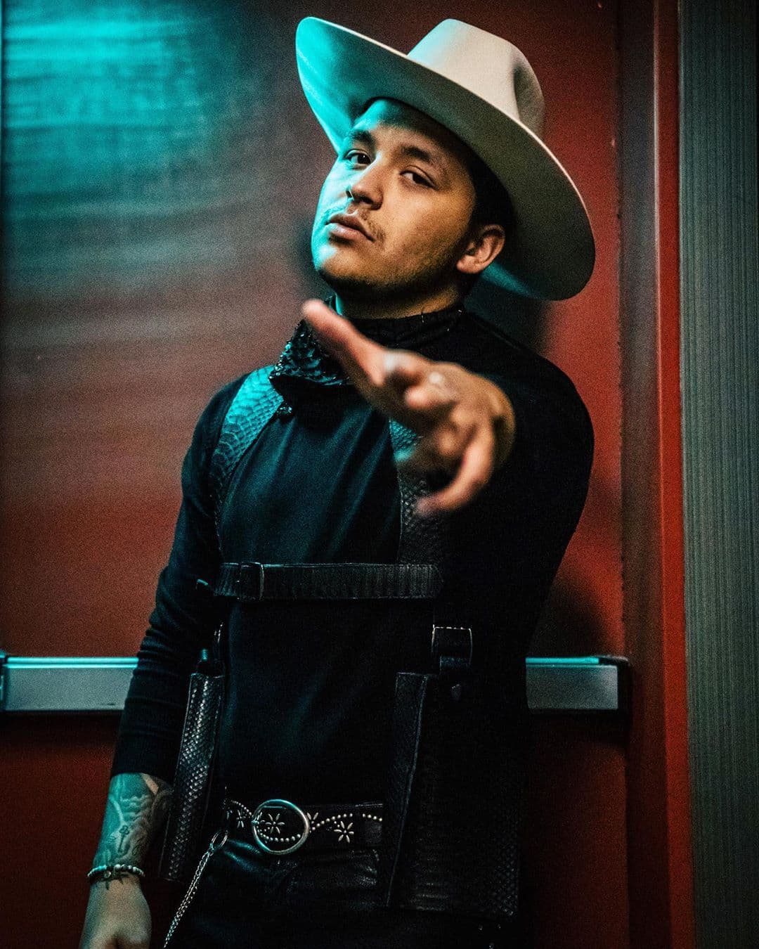 Nodal comparte un adelanto de su colaboración con Juanes