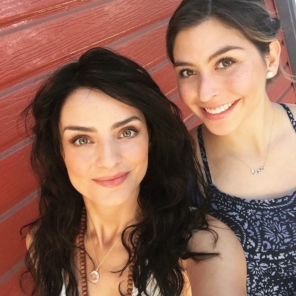 A través de las redes sociales, tanto Aislinn como sus medias hermanas comparten fotografías de las reuniones que tienen ahora que la actriz vive en Los Ángeles e incluso recuerdan cómo fue su infancia con fotos del pasado.