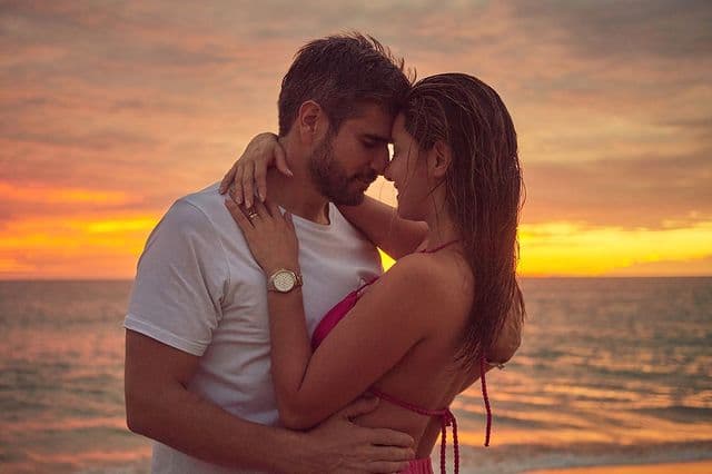 Más enamorados que nunca, Daniel Arenas y su novia impactan con tremendos movimientos de cadera.