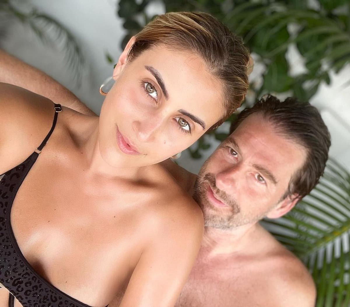 Sofía Rivera Torres, quien encarna a ‘Mabel’, contrajo nupcias con el periodista Eduardo Videgaray en 2020 tras un tórrido noviazgo.