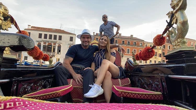 Julián Gil celebra a Valeria Marín desde Venecia con romántico mensaje