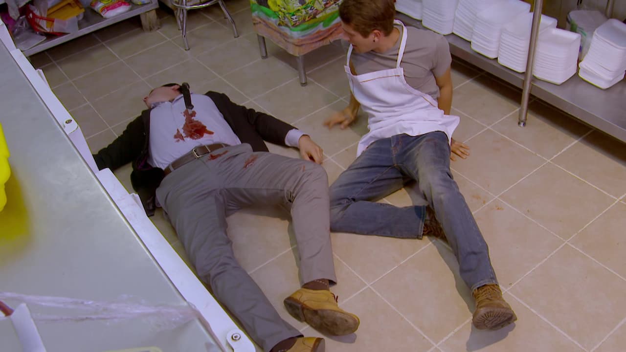 El padre de Ofelia termina asesinado a manos del mozo cuando éste intenta defenderse de sus golpes.