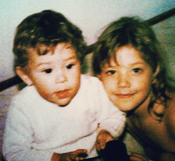 Pablo es el hermano menor de Castillo, quienes son fruto del primer matrimonio entre sus padres, sin embargo, ambos tienen dos medias hermanas, tal y como la actriz lo explicó en septiembre de 2015 en entrevista con el presentador Gustavo Adolfo Infante.