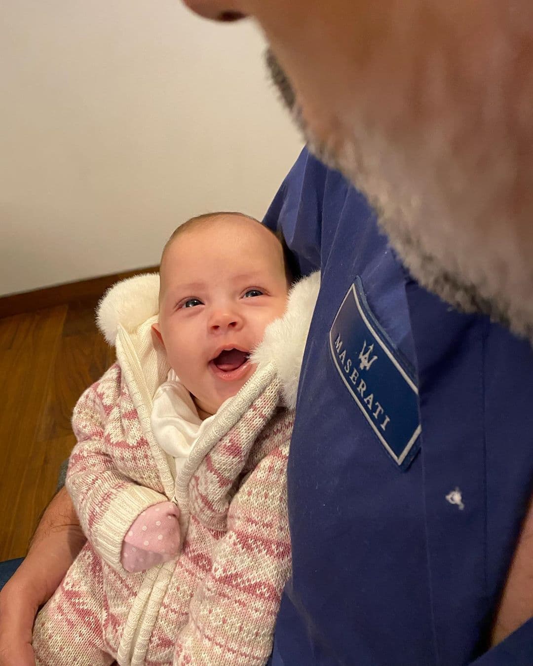 En los recientes videos que Marlene Favela compartió de Bella mostró que a sus cuatro meses ya sabe decir una pequeña palabra. “Qué hermosa esa bebé, qué mi amor. Diles ‘aju’, ya sabes decir ‘aju’, diles. Ay qué hermosa, qué bonita está esta princesa con ese sombrero”, dijo la actriz, quien logró que su primogénita sonriera y sobre todo dijera su primera palabra.