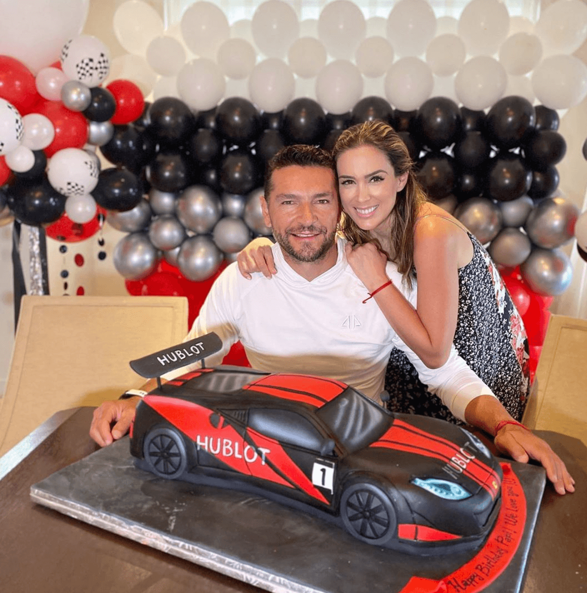 Jacky Bracamontes celebra junto a sus hijas el cumpleaños de Martín Fuentes