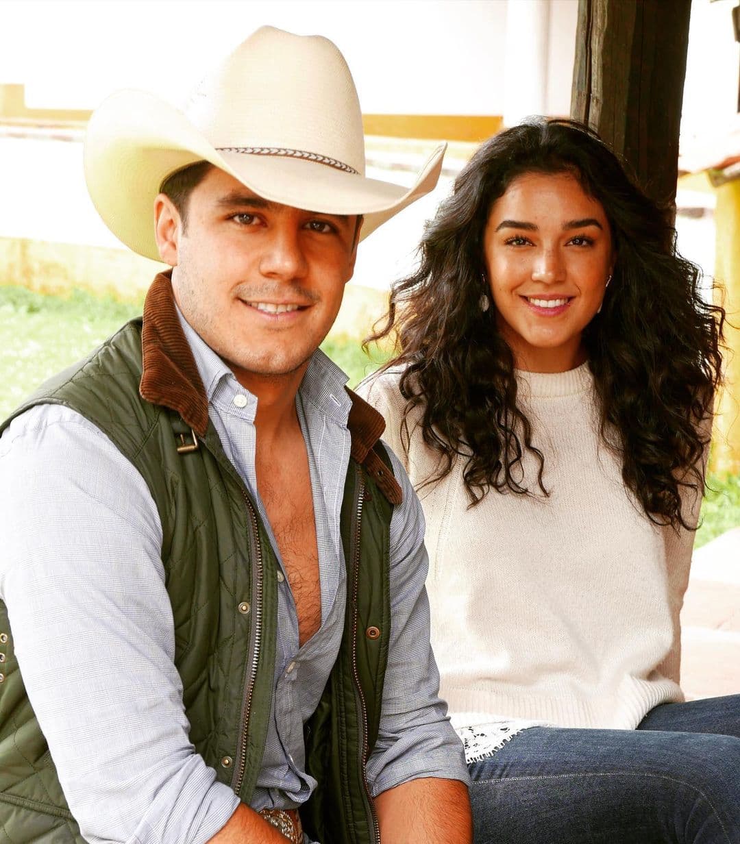 Su hermano Eduardo compartió una foto junto a su hermana menor y afirmó: “Felicidades Alita, te adoro. 21, mayor de edad en todo el mundo”.