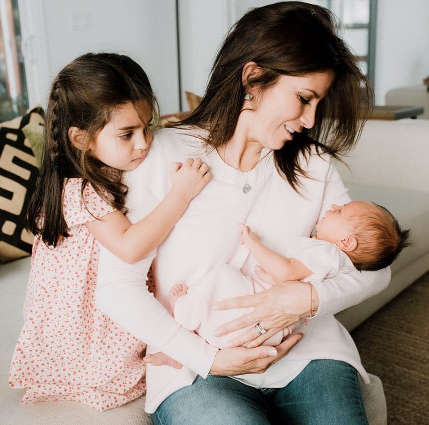 Aunque en un principio sí sintió celos de Kailani, Aitana Derbez, la hija de Eugenio y Alessandra Rosaldo, cuida a su sobrina al máximo.