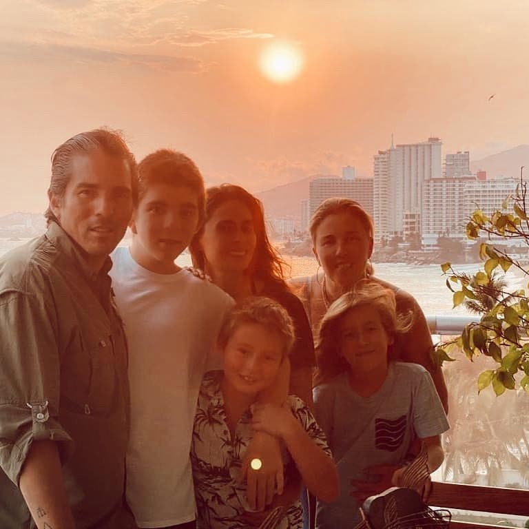 Es así como Galilea Montijo ha formado una tierna familia junto a su esposo, su hijo Mateo y Alexis y Claudio, a quienes ama como propios, además de llevar una excelente relación con la madre de los pequeños.