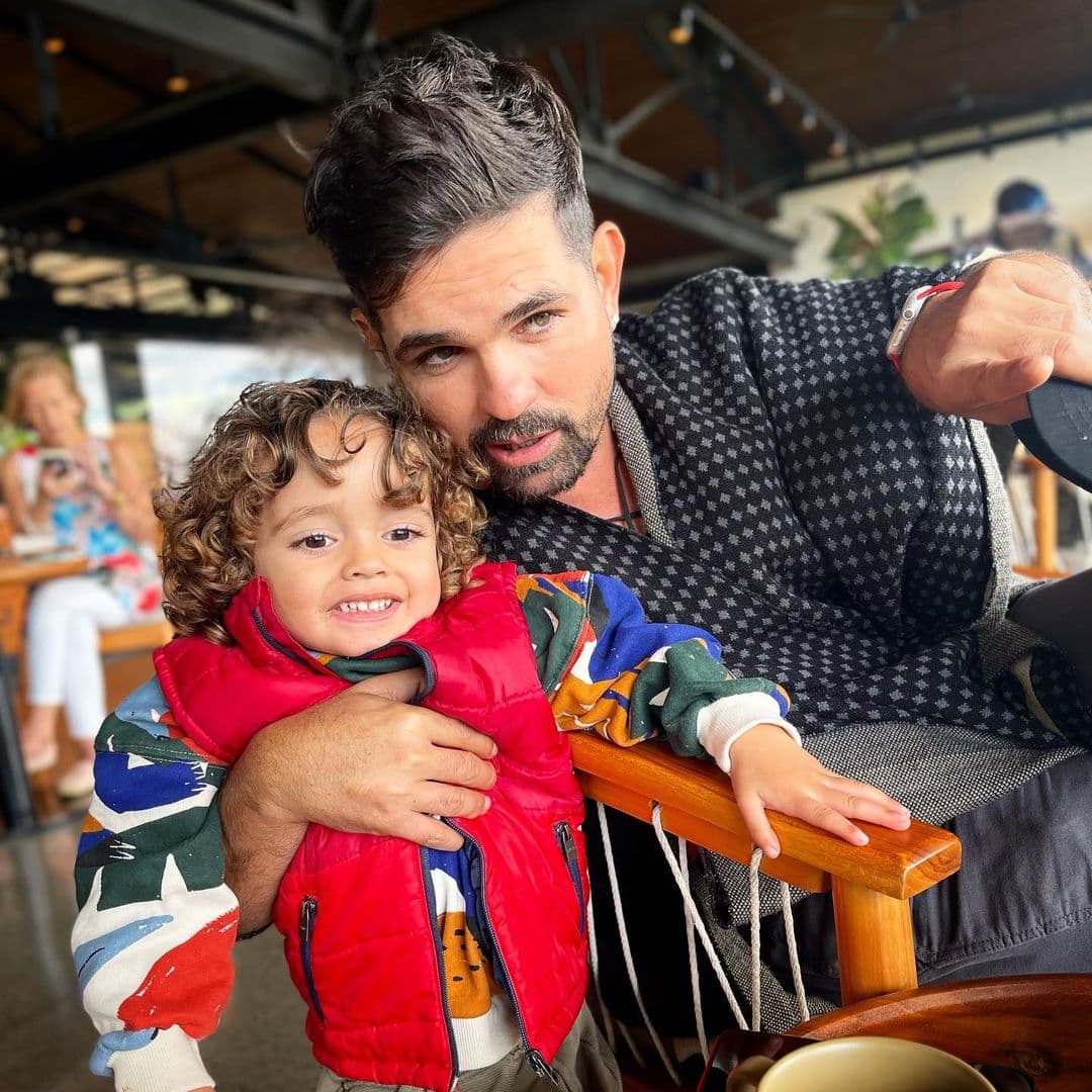 11) Ferdinando Valencia: El actor originario de Colima es papá de 3 hijos, Sofía, la mayor, y Tadeo y Dante, un par de gemelos que recibió en 2019 con su actual pareja, Brenda Kellerman. Desafortunadamente, Dante falleció a los pocos meses de nacido.