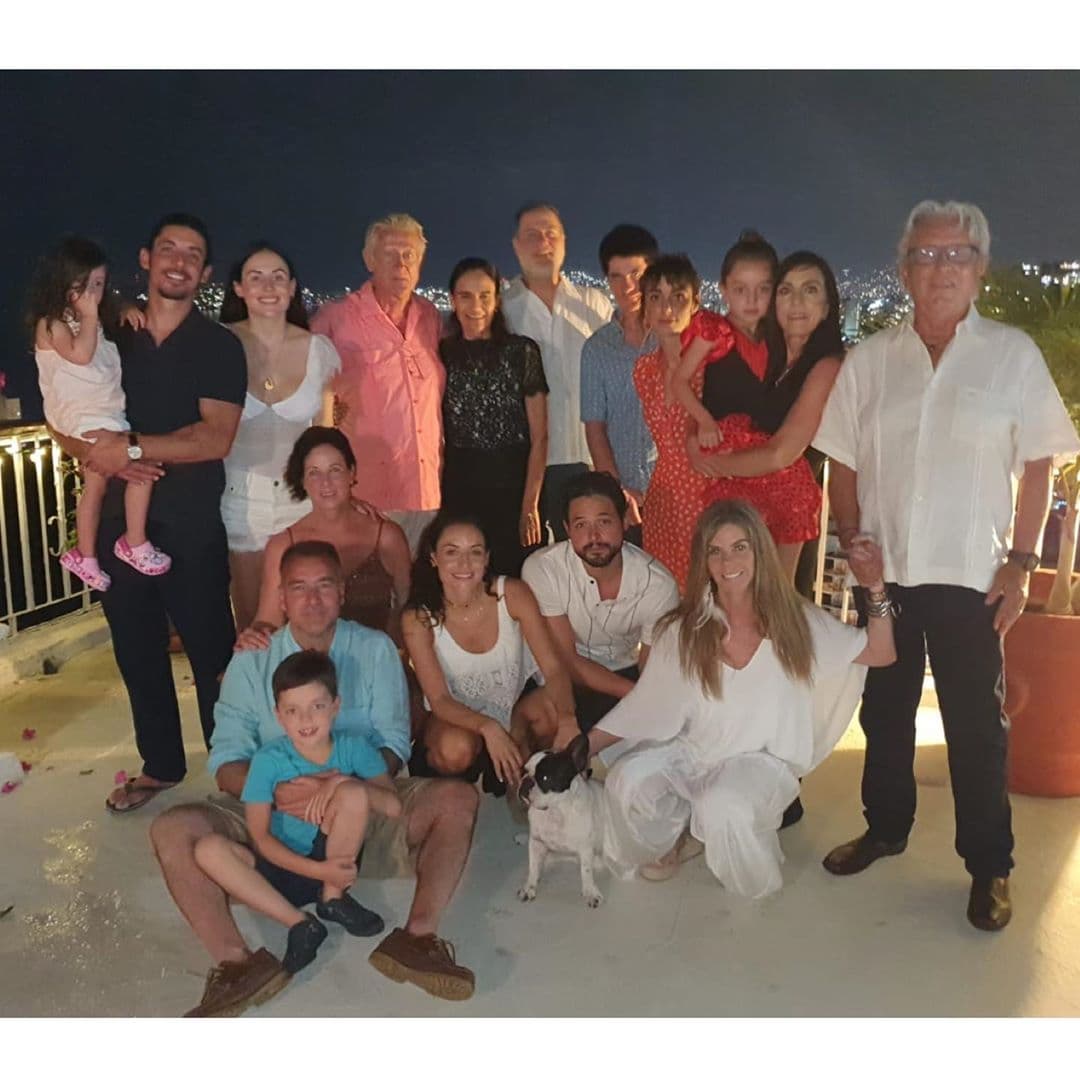 Finalmente, en diciembre la actriz compartió fotos de sus vacaciones familiares al lado de su esposo, sus hermanos y sus hijos en la playa, donde celebraron la llegada del año nuevo.