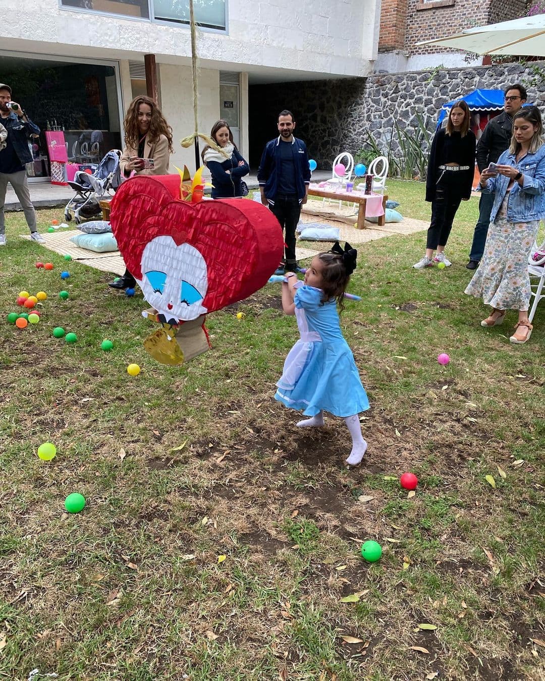 Alrededor de las mesas y pastel había un enorme arreglo de globos en tonalidades azul y rosas. Las piñatas robaron la atención, ya que fueron recreaciones de ‘Alicia’ y la ‘Reina Roja’.