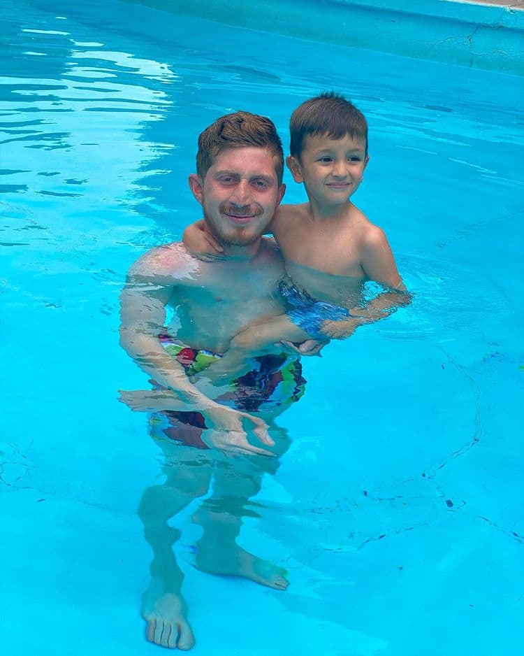 Y es que el actor ha posado en repetidas ocasiones junto a su hijastro André, quien roba la atención por lo bonito que está.