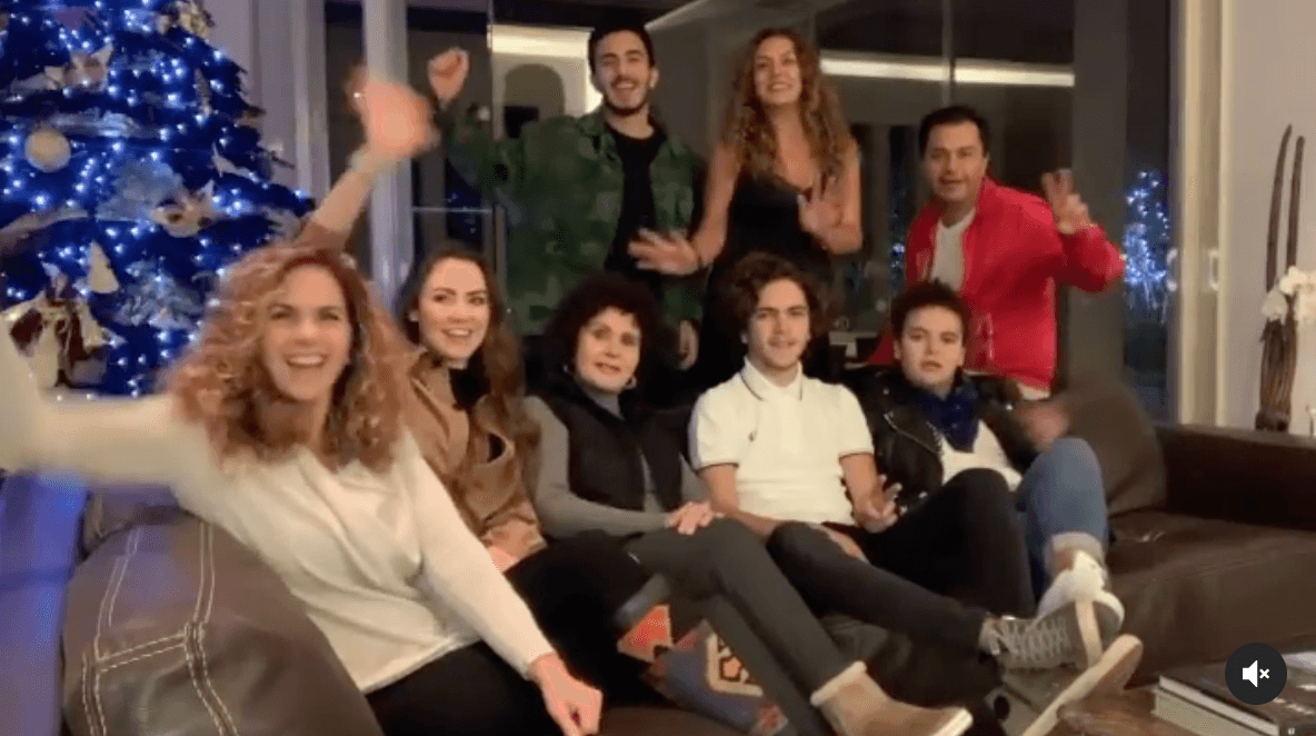 Lucero también se reunión con su familia y sorprendió con un video navideño en el que dejj´jo ver cuánto han crecido sus hijos, Manuel y Lucerito. “Les deseo una hermosa Navidad! Con salud, amor, paz y bienestar para ustedes y sus familias”.