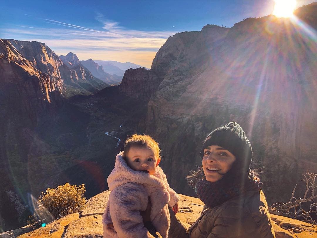 La esposa de Mauricio Ochmann no solo se refirió a los cambios emocionales, también al físico. “Apenas después de casi un año me vuelven a quedar mis pantalones. Mi cuerpo se tardó mucho más de lo que pensé en regresar. Honestamente si me volviera a embarazar, me tendría más paciencia, me presionaría menos, confiaría más en mi cuerpo y me exigiría menos (y trataría de estar de mejor humor)”, comentó.