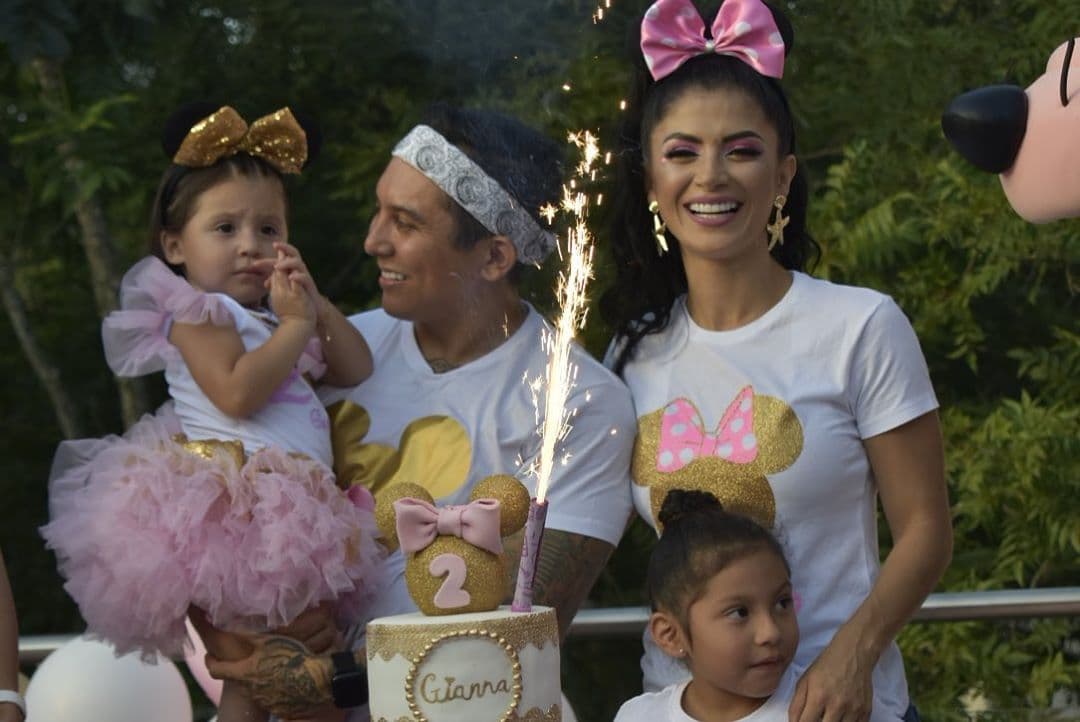 Minutos después del show de botargas, Gianna partió el pastel junto a sus papás y su hermana.