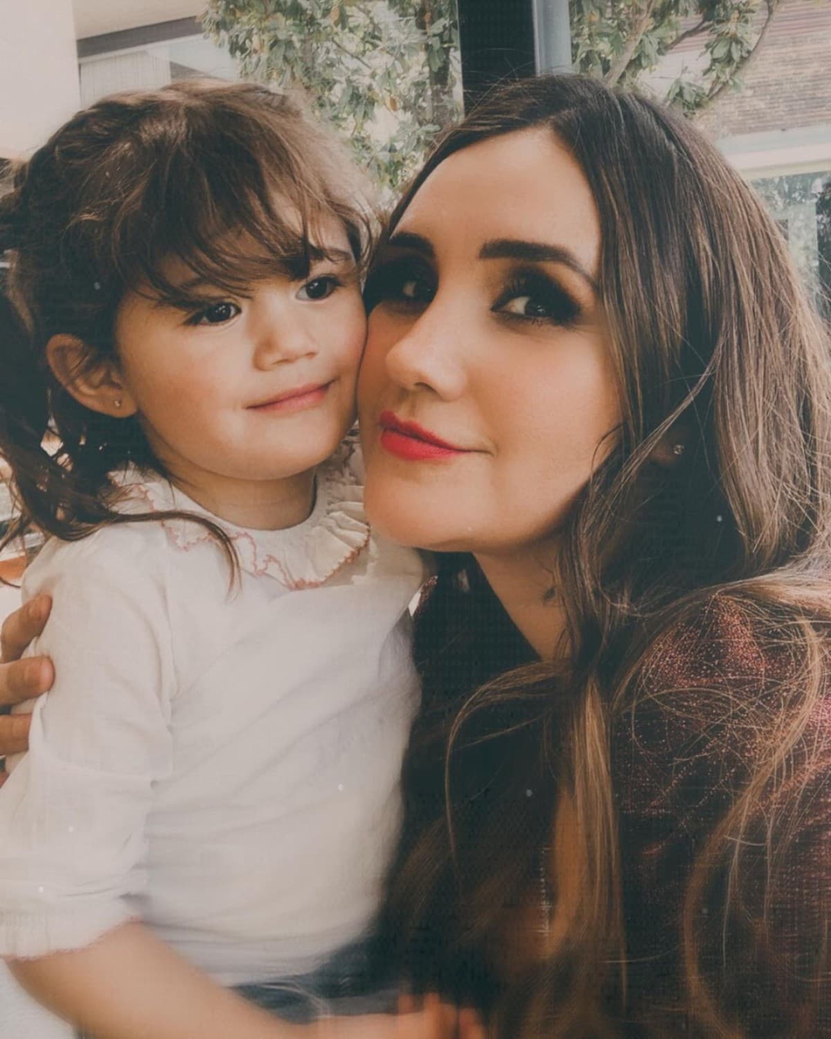 Hija de Dulce María protagoniza tierna foto junto a sus medios hermanos y asombra a quién se parece