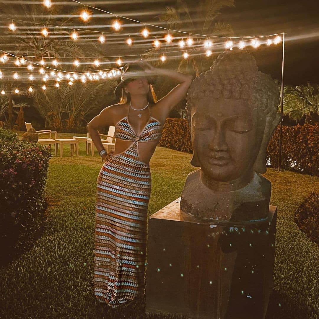 La fotografía que la conductora tituló como “Noches en #Loscabos", de inmediato tomó relevancia en sus redes sociales, pues el vestido con abertura en la cintura dejó al descubierto la trabajada silueta de la mamá de Mateo, quien desde hace unos meses se propuso tener una figura de infarto.
