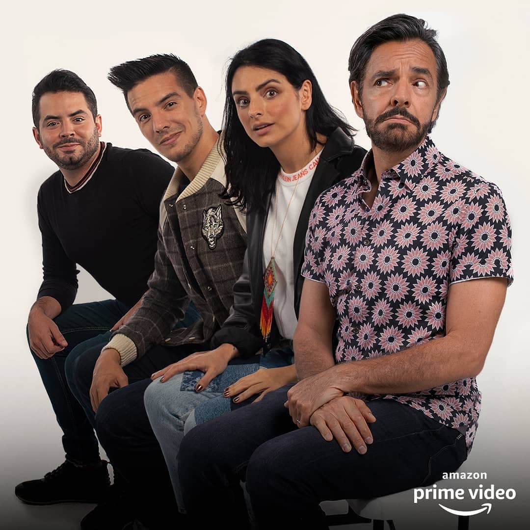 La historia detrás de la foto de los hermanos Derbez semidesnudos que se hizo viral