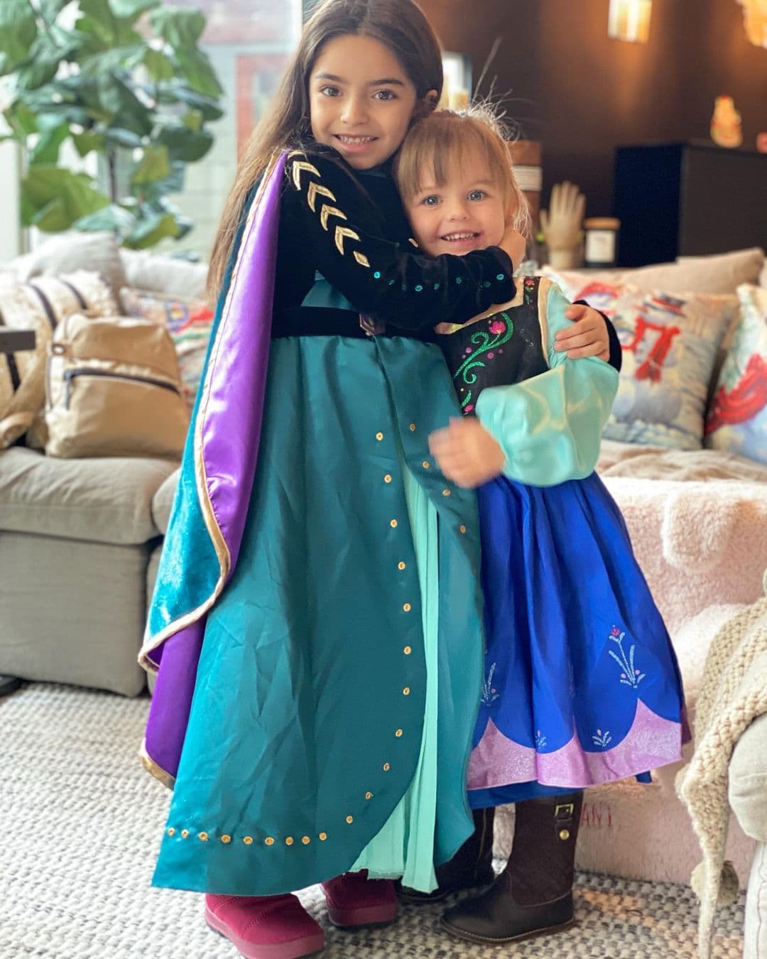 El fin de semana, la familia Derbez realizó una pequeña caminata por las montañas de Los Ángeles, hecho que varios miembros de la dinastía plasmaron en redes sociales, donde Kailani Ochmann una vez más robó miradas por lo grande que luce e incluso los usuarios señalaron que se ve de la misma edad que su tía Aitana Derbez.