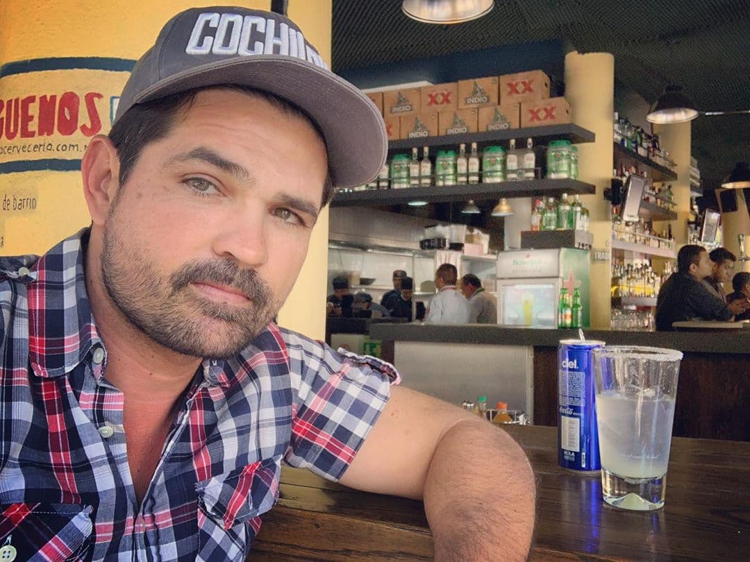 Ferdinando Velencia fue víctima de la delincuencia de la Ciudad de México. A través de Instagram, el actor narró que cuando transitaba por Barranca del Muerto y Periférico, dos sujetos lo abordaron y a punta de balazos, le quitaron sus pertenencias.